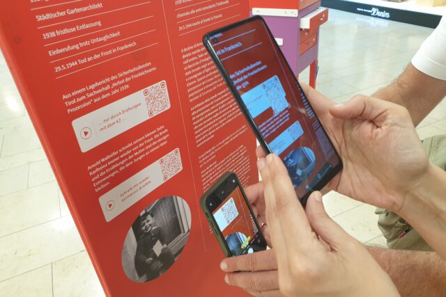 Station mit QR-Code und 2 Handys