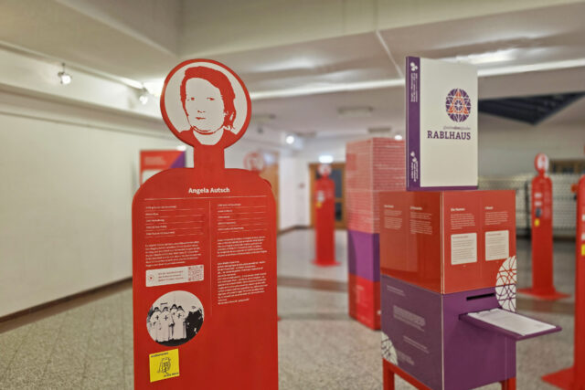 rot-violette Ausstellungselemente in einem Raum