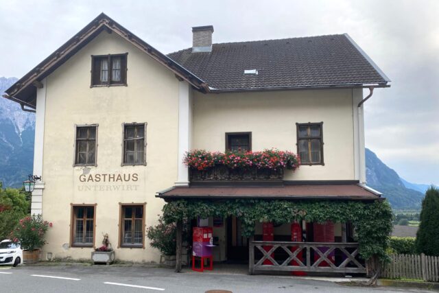 Haus mit weinbewachsener Veranda u. Ausstellungselementen