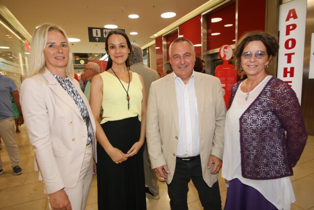4 Personen bei der Eröffnung der Ausstellung