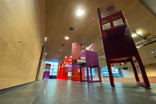 Mobile Ausstellungselemente auf einer Galerie