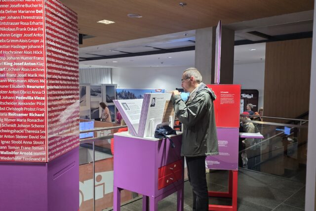 ein interessierter Besucher vor der Biographiekartei