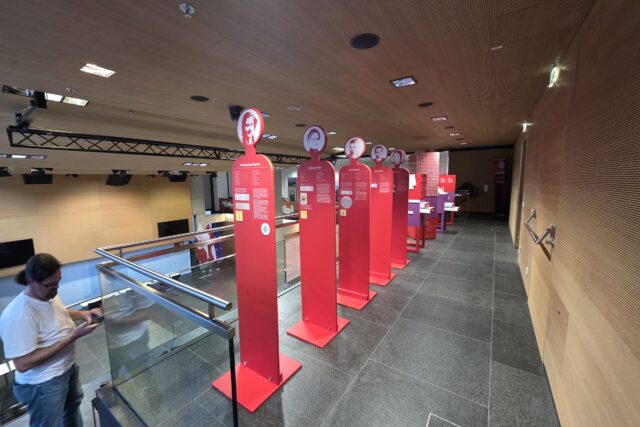 rote Symbolfiguren mit weißer Beschriftung