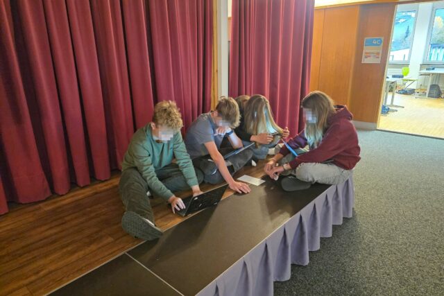 Schüler:innen recherchieren im Internet zu den Widerstandskämpfer:innen.