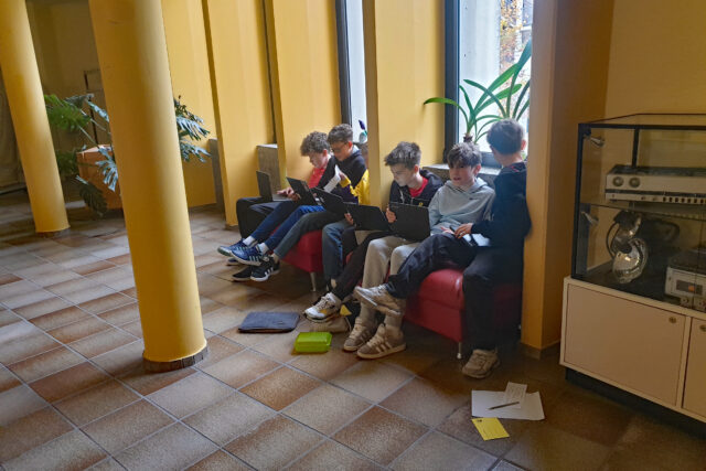 Schüler sitzen beisammen