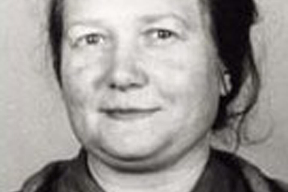 SW-Foto einer Frau in Häftlingskleidung