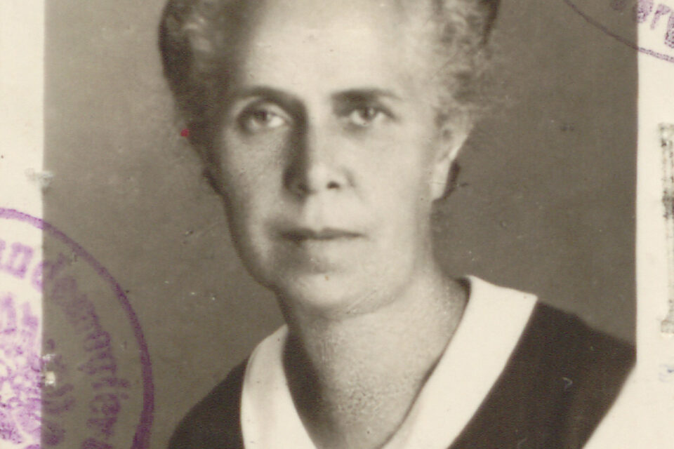 SW-Foto einer Frau mit grauen Haaren, dunklem Kleid und weißer Bluse